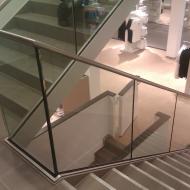 Stahltreppe mit Ganzglasgeländer.jpg